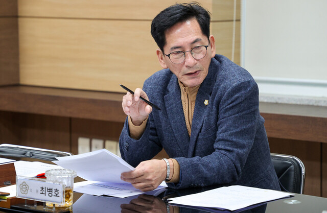 울릉군의회 최병호 의원이 집행부 관계자에게 지역 현안사항에 대해 질문하고 있다. 