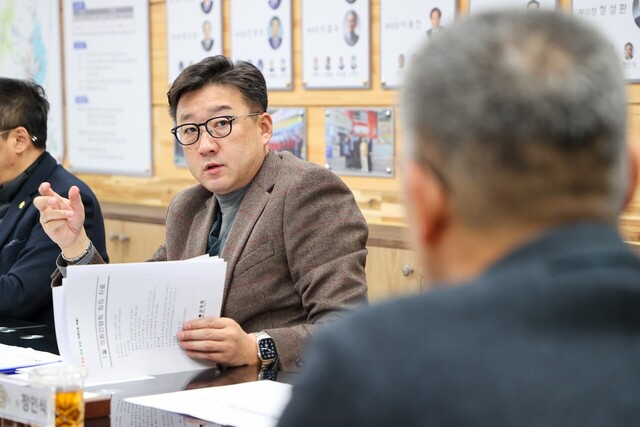 울릉군의회 최경환 의원이 지역 현안사항에 대해 질문하고 있다. 