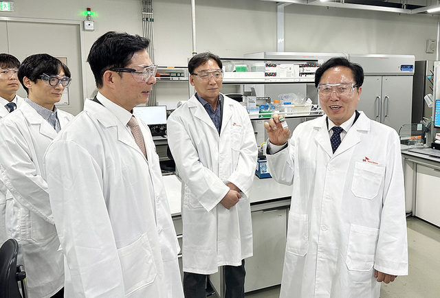 권기창 안동시장이 SK바이오사이언스 본사를 찾아 백신 연구소를 둘러보고 있다. /안동시 제공