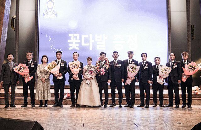 경북지구 JC특우회 2024년 신임 회장단이 인사를 하고 있다. /김두한기자