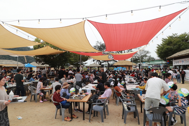 예천삼강나루터 축제장을 찾은 관광객들./예천군제공.