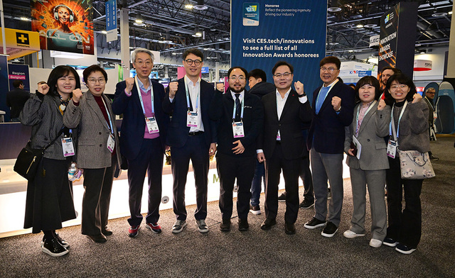 김학홍 경북도 행정부지사(사진 오른쪽 4번째)가 CES 2024에서 최고혁신상을 수상한 (주)미드바르 관계자들과 기념사진을 찍고 있다. /경북도 제공