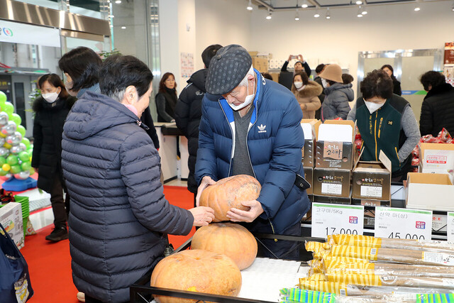 서울 안동 농축특산물 판매장을 찾은 시민들이 농산물을 구매하고 있다. /안동시 제공.