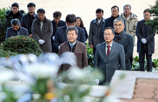 남한권 울릉군수, 김진규교육장, 공경식의장 및 참석자들이 학생대표의 순직비문 낭독을 듣고 있다. /울릉군제공.