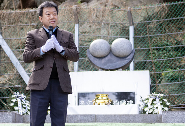 추모비 앞에서 남한권 울릉군수가 추모사를 하고 있다.  /울릉군제공.