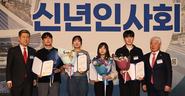 이강덕 시장이 서울 지역 학교에 재학 중인 대학생에게 장학증서를 전달하고 있다.