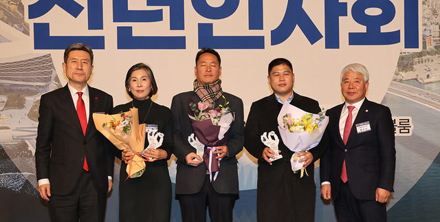 감사패 전달 모습.  / 이용선 기자