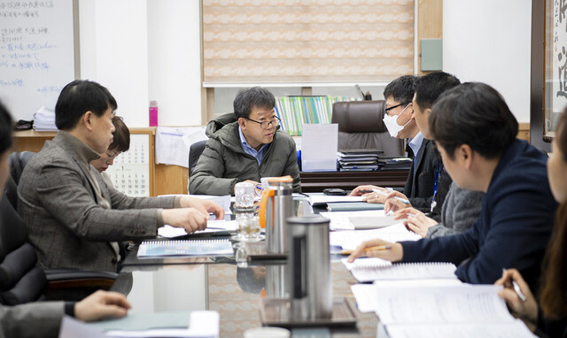 남한권 울릉군수가 업무보고회의를 주재하고 있다. /울릉군제공.