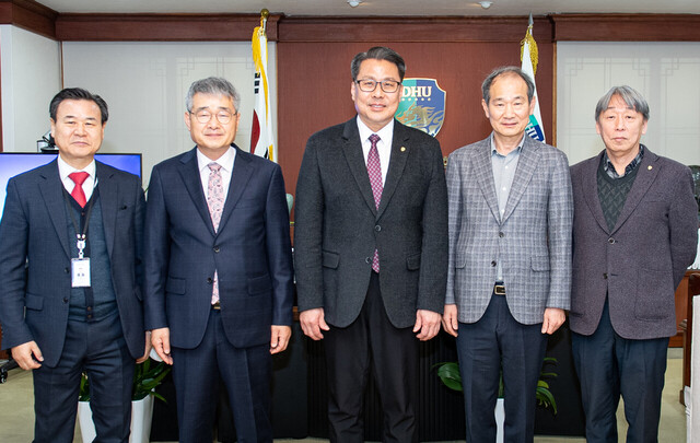 업무협약식에 참석한 대구한의대와 울릉크루즈 관계자들. /울릉크루즈제공