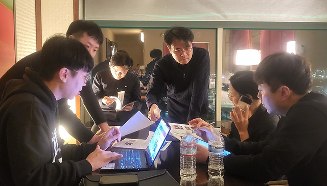 하루 일정을 마친 기업투자과 직원들이 호텔 숙소에 모여 시장 지시 사항과 다음 일정에 대해 논의하고 있다. /김락현기자