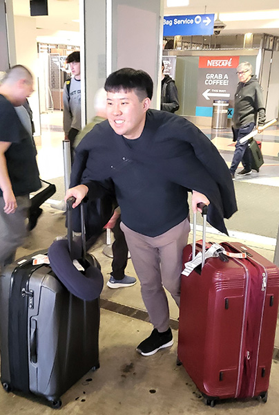 이영섭 주무관이 업무협약 등에 필요한 물품이 들어있는 대형 여행용 가방을 끌고 이동하고 있다. /김락현기자