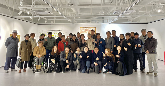 포항 꿈틀로작가연합회 회원들이 이진희 신임 회장 선출 후 포즈를 취했다.  /꿈틀로작가연합회 제공