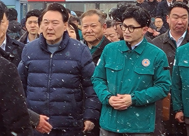 윤석열 대통령과 국민의힘 한동훈 비상대책위원장이 23일 오후 충남 서천특화시장 화재 현장을 둘러보고 있다./연합뉴스