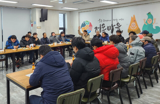 울릉도 주민들이 상수도현대화 사업 노후관망정비 사업에 대한 설명을 듣고 있다. /김두한기자
