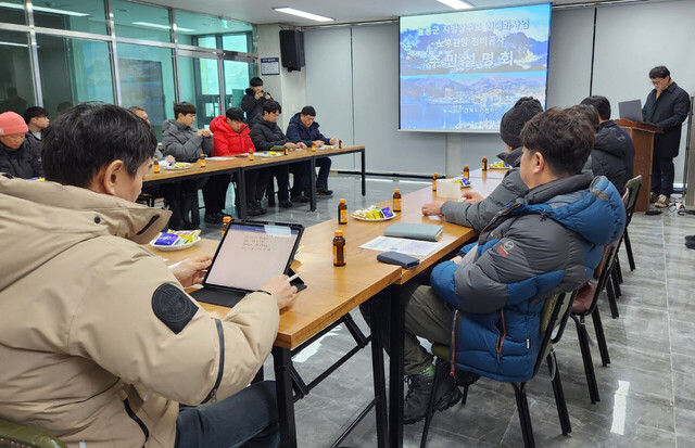 울릉도 주민들이 상수도현대화 사업 노후관망정비 사업에 대한 영상물을 보고 있다. /김두한기자