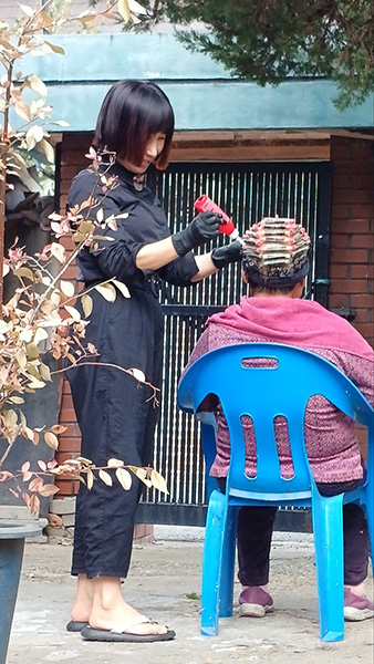 엄마 집에서 파마를 하고 있는 모습.