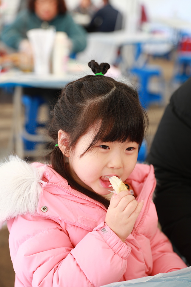 대게를 맛보는 어린이의 모습에서 대게의 달콤한 향기가 전해진다. /울진군제공.