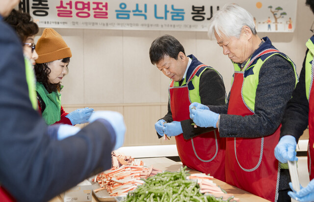남한권 울릉군수와 정인식 울릉군의원 및 관계자들이 설명절 음식나눔 봉사를 하고 있다./ 울릉군제공