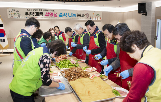 취약계층 설명절 음식 나눔 봉사활동이 열리고 있다. /울릉군제공