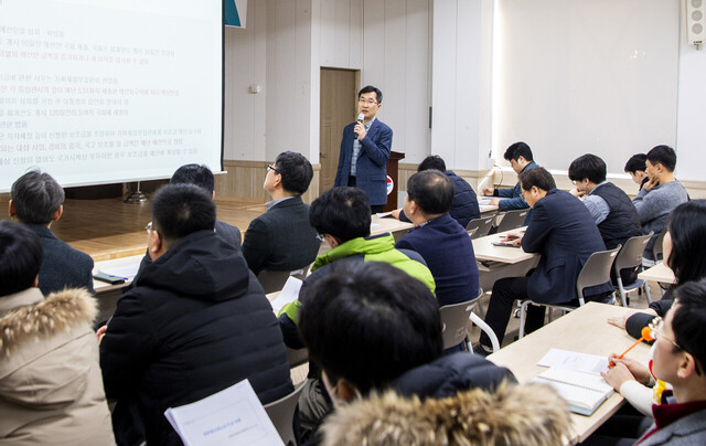 경북도 재정 협력관으로 재임 중인 정록환 서기관이 국비확보 전략에 대한 강의를 하고 있다. /울릉군제공