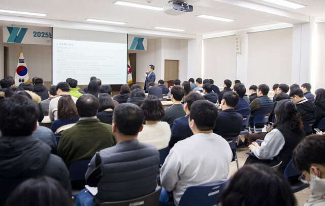 울릉군 국비확보 실무자들이 국비확보를 위한 전략수립 교육을 받고 있다. /울릉군제공
