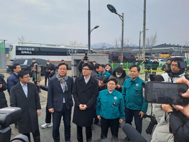 문경 화재 현장에 도착한 한동훈 국민의힘 비상대책위원장이 화재현장을 지켜보고 있다. /강남진기자