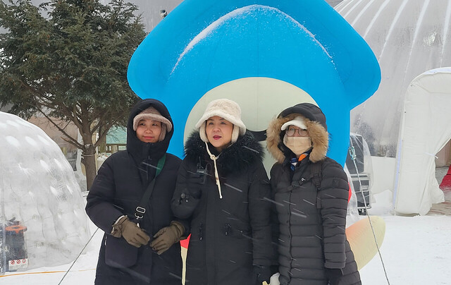 대구에서 눈축제현장을 찾은 박경숙, 이지현, 김미정씨. /김두한 기자  