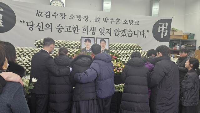 3일 오전 경북 문경소방서 분향소에서 고 김수광 소방장과 고 박수훈 소방교의 유족들이 애도하고 있다. /연합뉴스