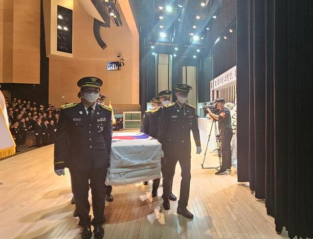 3일 오전 경북도청 동락관에서 고 김수광 소방장, 고 박수훈 소방교 영결식이 개최된 가운데 소방관 동료들이 운구하고 있다. /연합뉴스