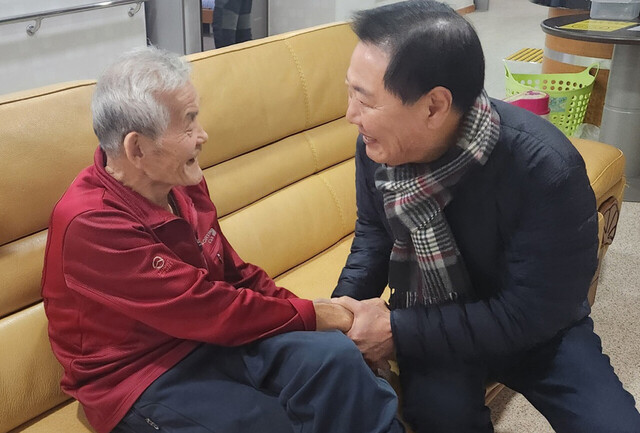 어르신과 대화를 나누는 남진복 경북도의원 /울릉119안전센터