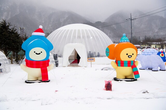 메일 특설무대에 설치된 대형 돔과 울릉도 캐릭트 /김두한 기자 