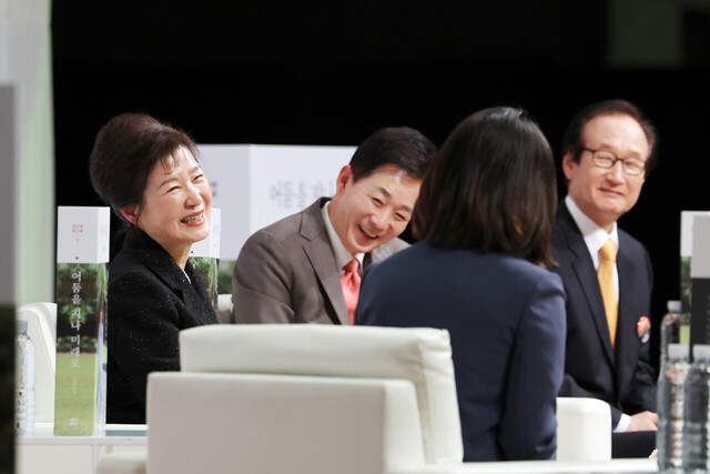 박근혜 전 대통령이 5일 오후 대구 수성구 만촌동 인터불고 호텔 컨벤션홀에서 열린 ‘박근혜 회고록 : 어둠을 지나 미래로’ 출간 기념 북 콘서트에서 환하게 웃고 있다. /사진공동취재단