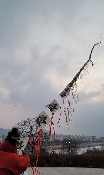 황의습 명인 연날리기 시연.