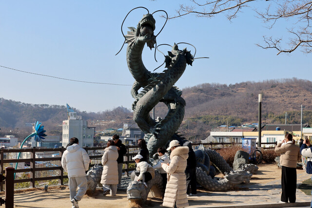 새해들어 관광객으로 북적이는 아홉 마리 용 조각상이 있는 일본인 가옥 거리 일원 명소./이용선기자　
