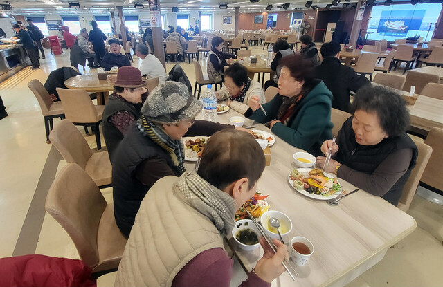 울릉크루즈 선상에서 맛 있는 식사 /김두한 기자 