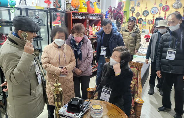 경주키덜트뮤지엄에서 어르신들이 추억에 젖어보고 있다 /김두한 기자 