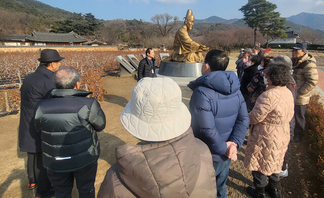 문익점 선생과 목화에 대해 설명을 듣고 있다 /김두한 기자 