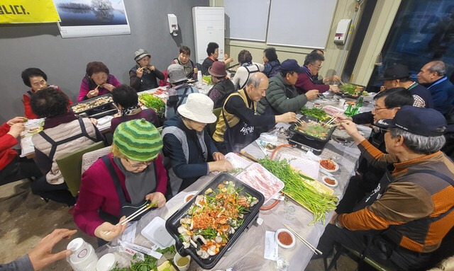 포항에서 미나리와 삼겹살로 저녁식사를 즐기고 있다 /김두한 기자 