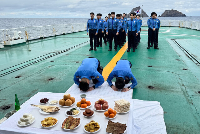 설날을 앞두고 독도를 지키는 동해해경경비함 승무경찰들이 제사를 지내고 있다 /동해해경
