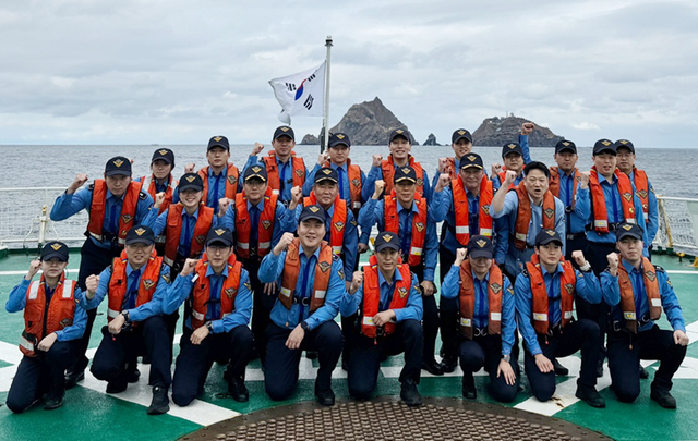 동해해경 3007경비함 승무 해경이 화이팅을 외치고 있다 /동해해경