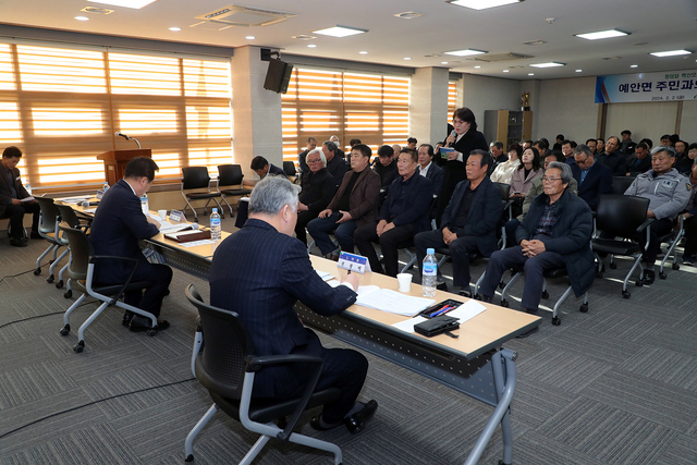 권기창 안동시장이 24개 읍·면·동 주민 소통 간담회에서 주민들과 대화를 하고 있다. /안동시제공