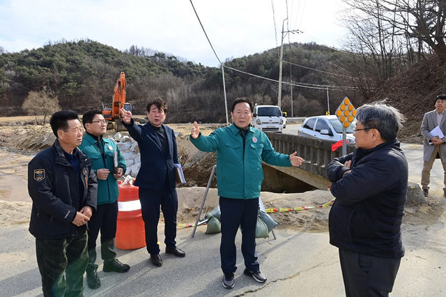 재해복구 추진현황을 점검하고 있는  박현국 봉화군수.