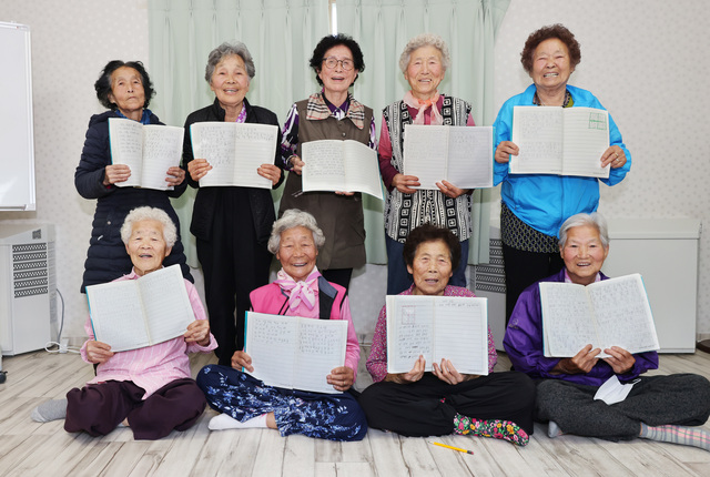 칠곡군 왜관8리 달오경로당 할머니들이 우크라이나를 응원하는 메시지를 작성하고 기념촬영을 하고 있다. /칠곡군제공