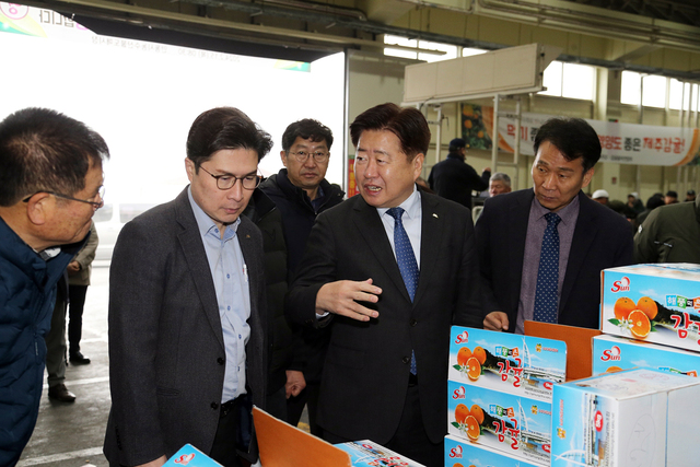 오영훈 제주지사가 15일 안동시 농수산물도매시장을 방문해 사과 선별시스템을 둘러보고 있다. /안동시제공