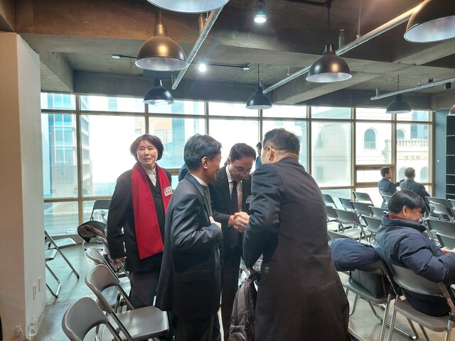 16일 오후 국민의힘 여의도 당사에서 진행된 경북 지역구 면접 심사장에서 예비후보들과 관계자들이 인사를 나누고 있다.