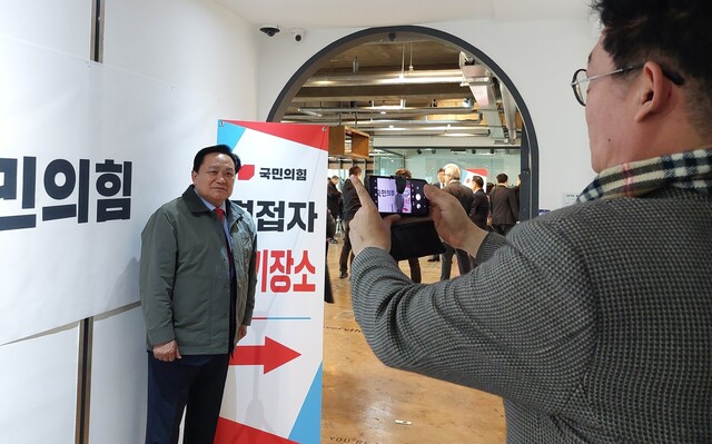 16일 오후 국민의힘 경북 지역구 면접 심사에서 포항남·울릉 지역구 공천을 신청한 김순견 예비후보가 기념 촬영을 하고 있다.