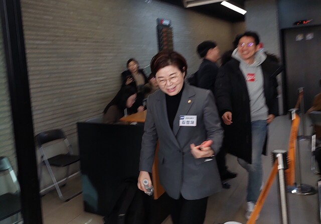 16일 오후 국민의힘 경북 지역구 면접 심사를 마친 김정재(포항북) 의원이 사무실을 떠나고 있다.