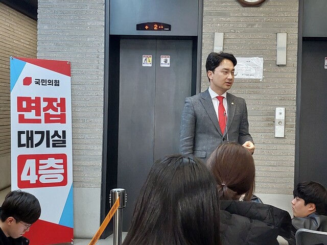 16일 오후 국민의힘 경북 지역구 면접 심사를 마친 포항남·울릉의 김병욱 의원이 기자들의 질문에 답하고 있다. 