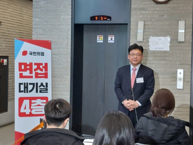 16일 오후 구미을 지역구 면접 심사를 마친 강명구 예비후보가 인터뷰를 하고 있다.