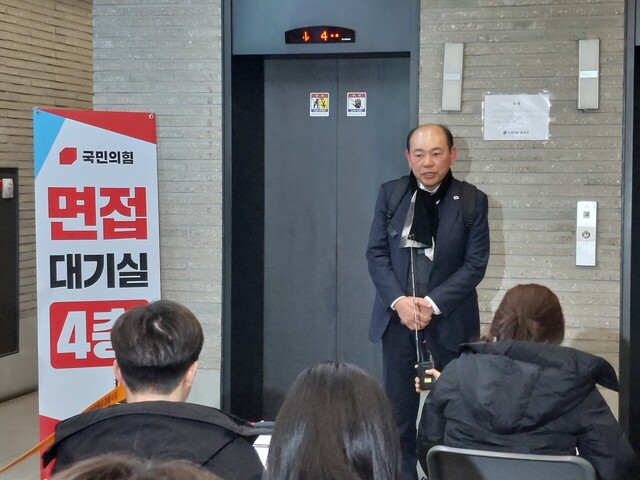 16일 오후 구미을 지역구 면접 심사를 마친 신순식 예비후보가 기자들의 질문에 답변하고 있다.